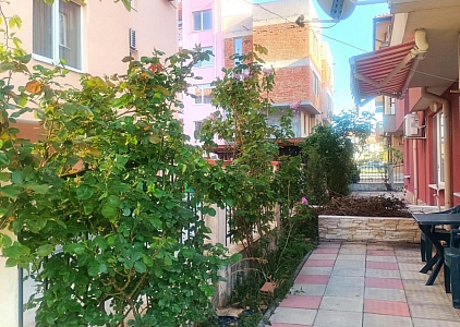 Prostorný třípokojový byt s verandou v nové čtvrti Nesebaru. Foto 1