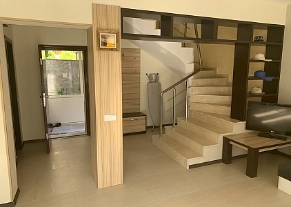 Modernes Haus im Wohnkomplex. Foto 3