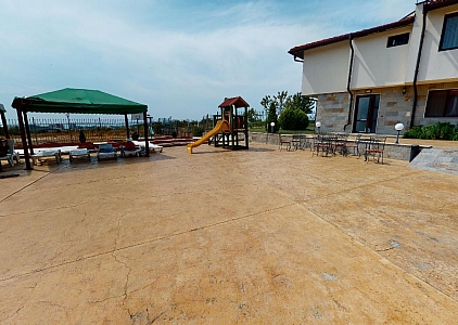 Двухэтажный таунхаус с двориком рядом с Солнечным Берегом. Фото 25