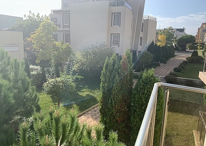 Modernes Haus im Wohnkomplex. Foto 21