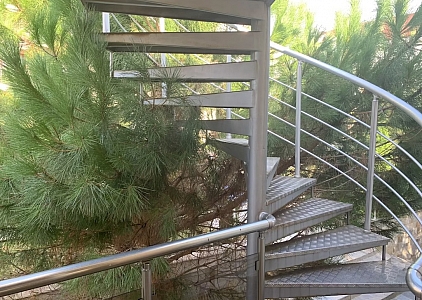 Modernes Haus im Wohnkomplex. Foto 24