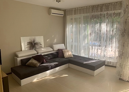 Modernes Haus im Wohnkomplex. Foto 1