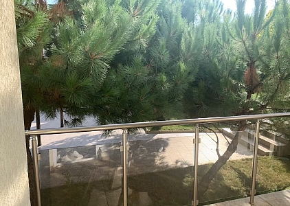 Modernes Haus im Wohnkomplex. Foto 4