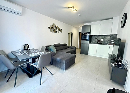 Neue Wohnung mit seitlichem Meerblick, 100 Meter vom Strand entfernt. Foto 1