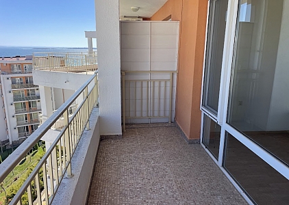 Prostorný dvoupokojový apartmán s úžasným výhledem na moře a hory. Foto 12