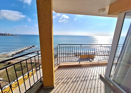 Трикімнатна квартира з шикарним видом на море на першій лінії. Фото 1