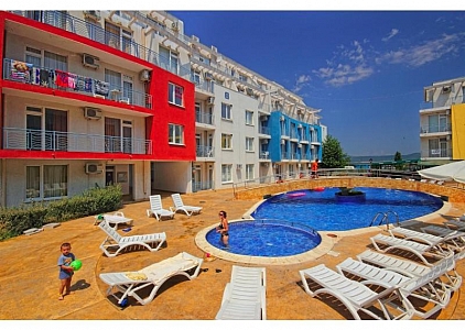 Eine gemütliche Wohnung mit neuen Möbeln. Foto 7