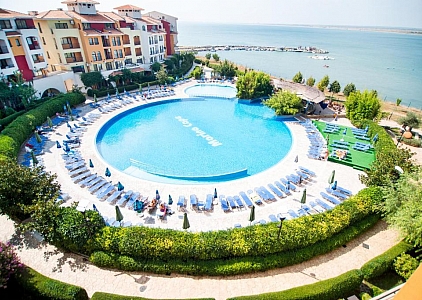 Studio in einem großen Komplex in erster Reihe. Foto 1