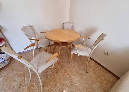 Large apartment overlooking the pool. Photo 11