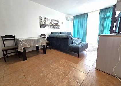 Ausgezeichnete, große Wohnung mit Blick auf den Pool. Foto 12
