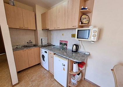 Large apartment overlooking the pool. Photo 9