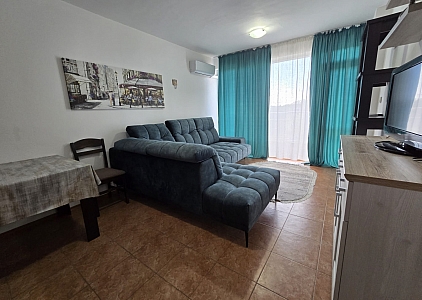 Ausgezeichnete, große Wohnung mit Blick auf den Pool. Foto 13