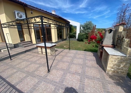 Beautiful house with veranda and yard in a family complex. Photo 10