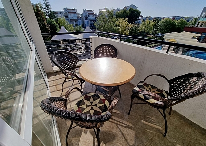 Large apartment overlooking the pool. Photo 5