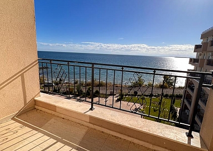 Dreizimmerwohnung mit Meerblick in erster Meereslinie. Foto 1