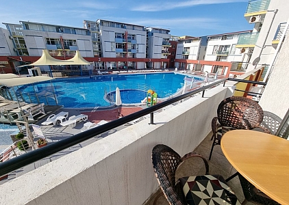 Large apartment overlooking the pool. Photo 4