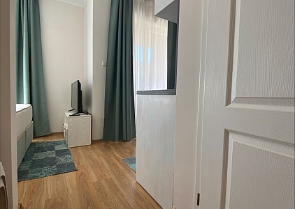 Geräumiges Studio mit Blick auf den Pool im SPA-Komplex. Foto 12