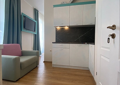 Gut aufgeteiltes Studio mit Blick auf den Pool in einem Premium-SPA-Komplex. Foto 2