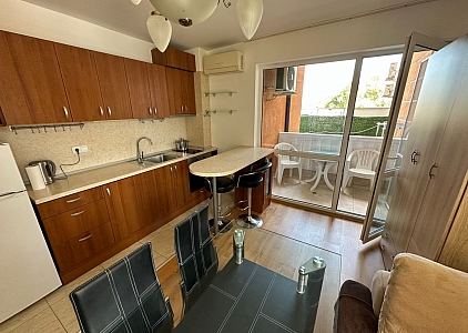 Zweizimmerwohnung mit Blick auf den Pool im Sea Diamond-Komplex. Foto 2