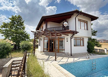 Großes Haus mit Pool in einer schönen Anlage. Foto 1