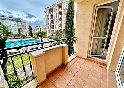 Двухкомнатная квартира с видом на бассейн в хорошем комплексе. Фото 7