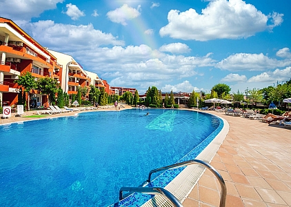 Three-room apartment with a pool view. Photo 1