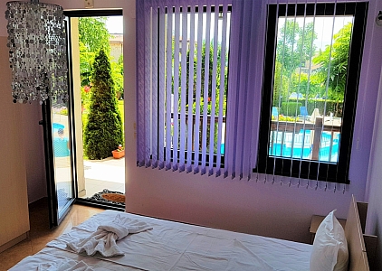 Spacious one bedroom apartment with beautiful pool view!. Photo 5