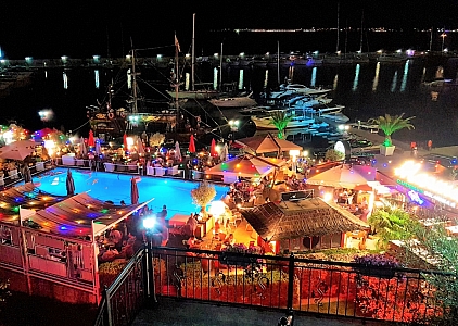 Huge 3 bedroom apartment with stunning sea views. Photo 9