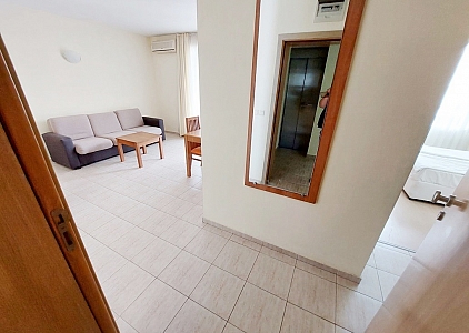 Spacious apartment overlooking the pool. Photo 14
