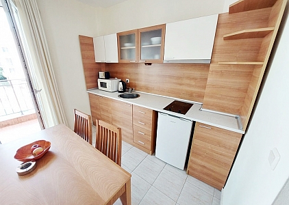 Spacious apartment overlooking the pool. Photo 7