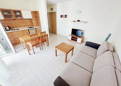 Spacious apartment overlooking the pool. Photo 4