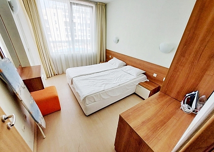 Spacious apartment overlooking the pool. Photo 10