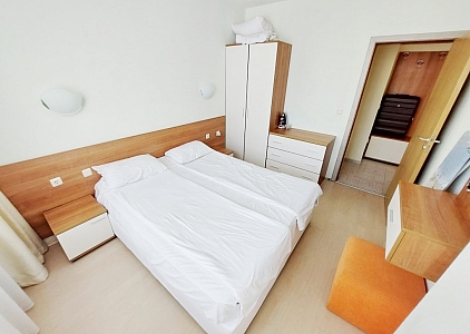 Spacious apartment overlooking the pool. Photo 12