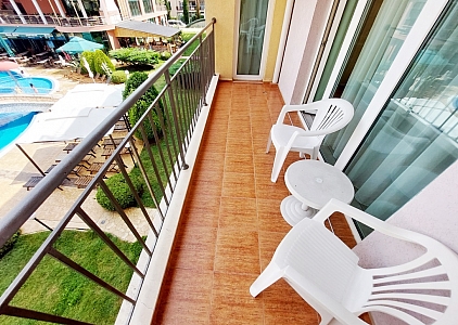 Spacious apartment overlooking the pool. Photo 2