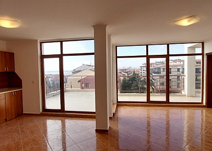 Просторная трехкомнатная квартира с панорамной террасой в 200 метрах от моря. Фото 3 Просторная трехкомнатная квартира с панорамной террасой в 200 метрах от моря. Фото 3