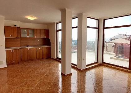 Просторная трехкомнатная квартира с панорамной террасой в 200 метрах от моря. Фото 4 Просторная трехкомнатная квартира с панорамной террасой в 200 метрах от моря. Фото 4