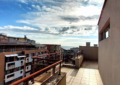 Просторная трехкомнатная квартира с панорамной террасой в 200 метрах от моря. Фото 1 Просторная трехкомнатная квартира с панорамной террасой в 200 метрах от моря. Фото 1