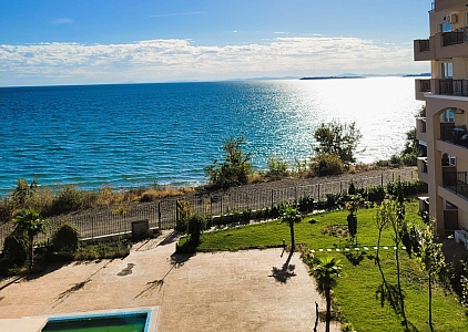 Neue Wohnung mit Meerblick in erster Meereslinie. Foto 7