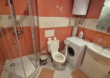 Cenově dostupný byt v první řadě ve velkém komplexu. Foto 16