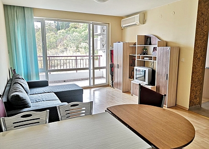 Ein-Zimmer-Wohnung mit Blick auf den Wald in einem großen Komplex. Foto 10