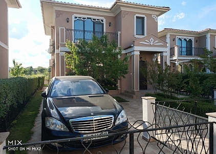 Luxury cottage in Victoria Royal Garden complex. Photo 3