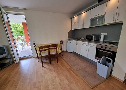 Apartment mit zwei Schlafzimmern und seitlichem Meerblick in der ersten Reihe in Sveti Vlas. Foto 1 Apartment mit zwei Schlafzimmern und seitlichem Meerblick in der ersten Reihe in Sveti Vlas. Foto 1