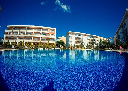 Apartmán s výhledem na bazén ve velkém komplexu. Foto 1 Apartmán s výhledem na bazén ve velkém komplexu. Foto 1