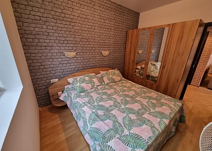 Wohnung mit zwei Schlafzimmern und neuen Möbeln in einer kleinen Anlage. Foto 3