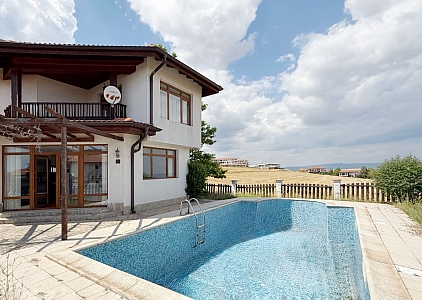 Großes Haus mit Pool in einer schönen Anlage. Foto 8