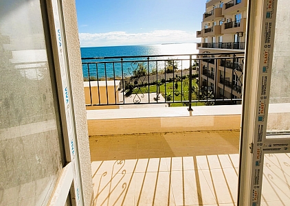 Neue Wohnung mit Meerblick in erster Meereslinie. Foto 1