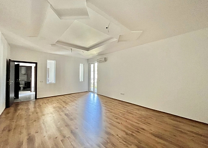 Große neue Wohnung mit Blick auf den Pool. Foto 1