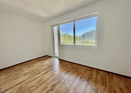 Große neue Wohnung mit Blick auf den Pool. Foto 6