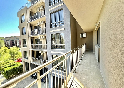 Große neue Wohnung mit Blick auf den Pool. Foto 2