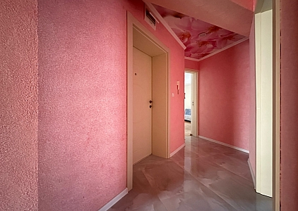 Vynikající třípokojový byt v malém komplexu. Foto 23